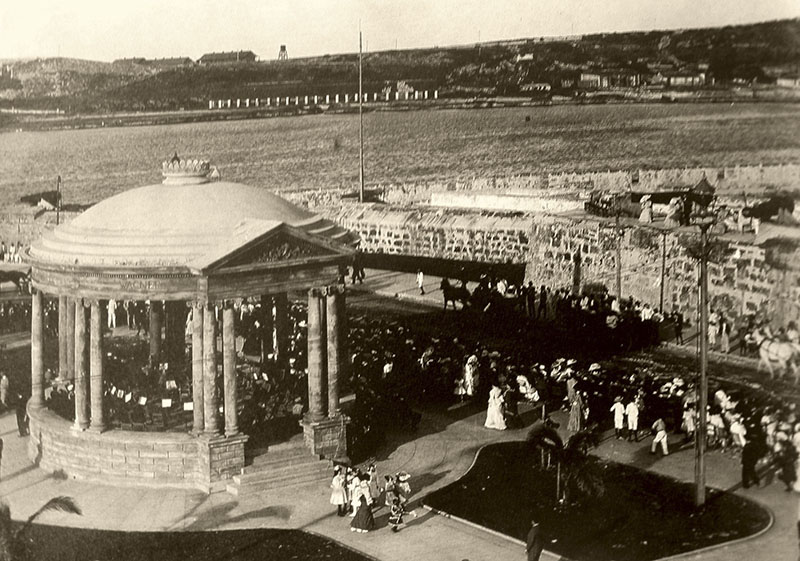 Una de las primeras glorietas de la Habana en Prado y Malecón foto de 1910