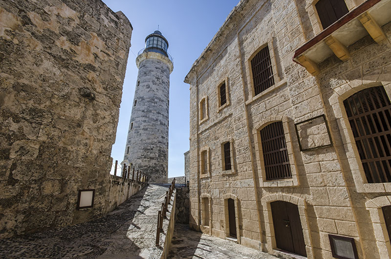 Vista del faro desde el camino de rondas interior