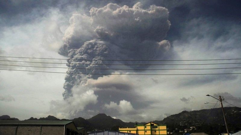 Volcán La Soufriere en erupción