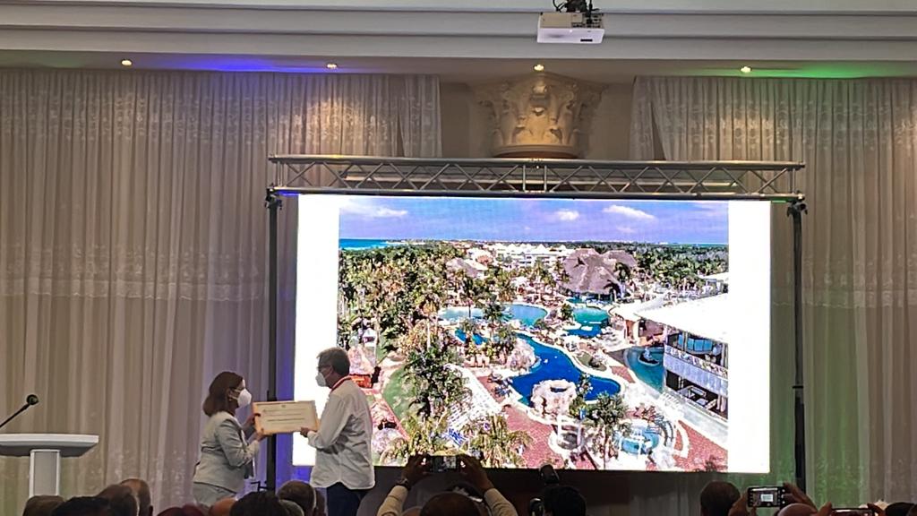 Entregan reconocimientos en evento de turismo sostenible en Varadero.