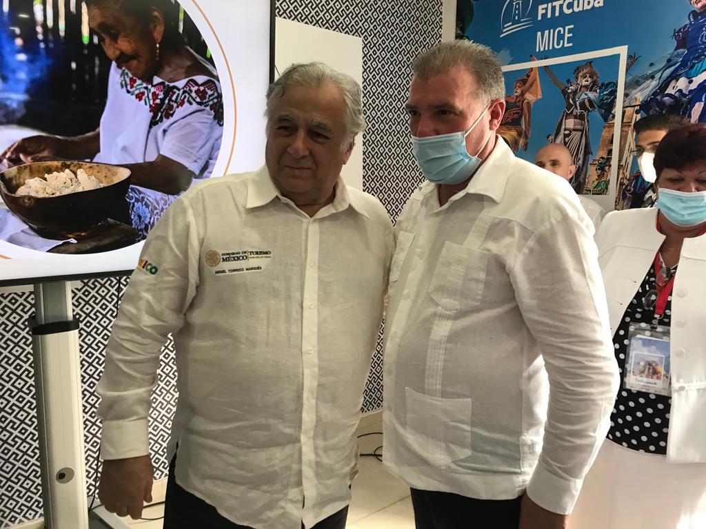 Miguel Torruco Marqués, secretario de Turismo de México, junto al ministro de Turismo de Cuba, Juan Carlos García Granda.