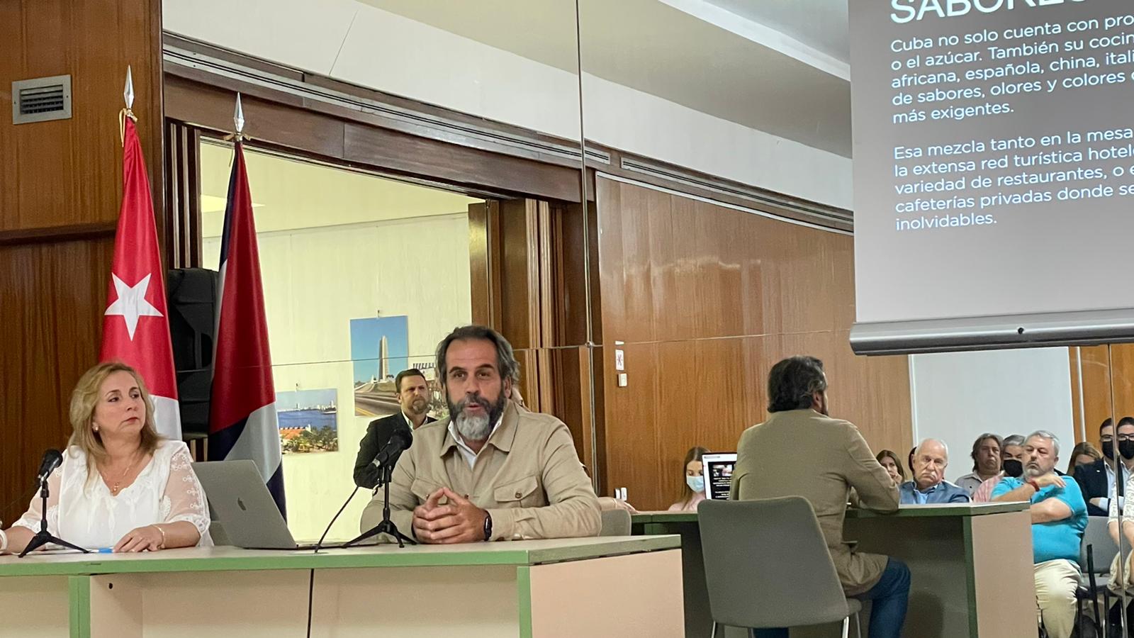 Niurka Pérez Denis, Consejera de Turismo de la Embajada de Cuba en España, y Javier Tallada, consultor estratégico de Disset.