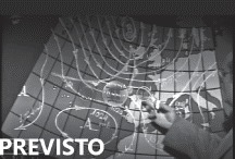 Mano de Don Mariano Medina sobre uno de los primeros mapas previstos en la TV (fuente RTVE)