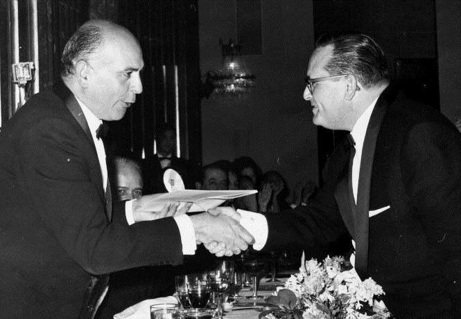 Don Mariano recibiendo el Premio al Personaje Más Popular de 1963