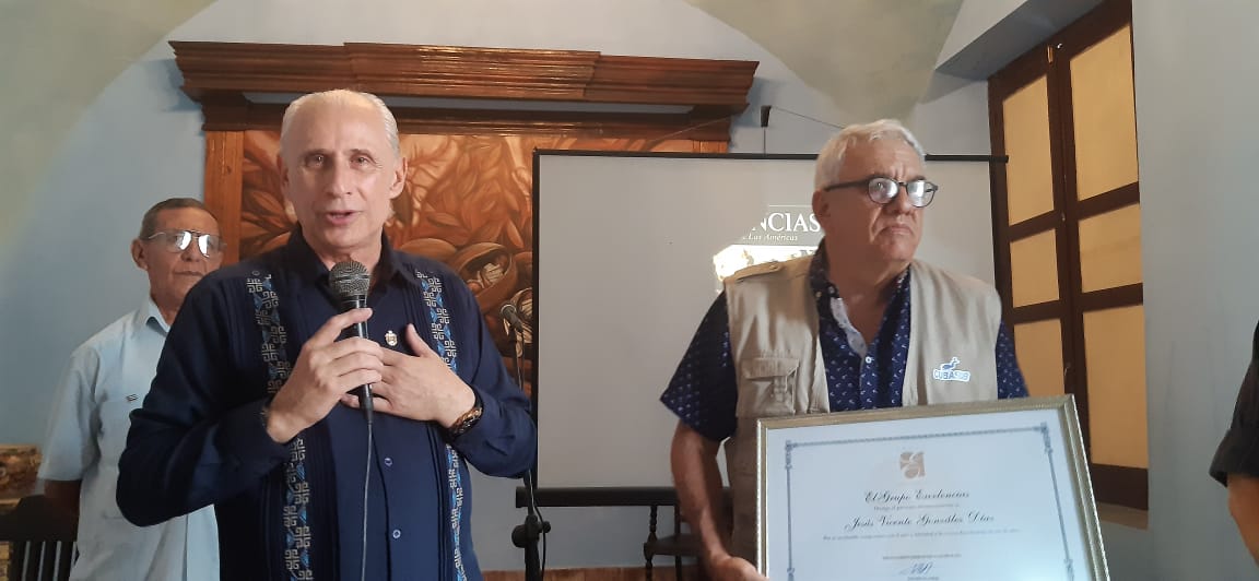 Grupo Excelencias entrega reconocimientos en Casa del Caribe, Santiago de Cuba.