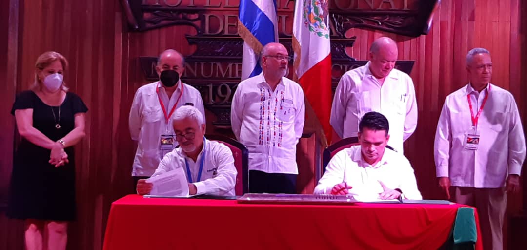 JR Soluciones S.R.L. y Makro Soluciones firman contrato en Foro Empresarial Cuba-México.
