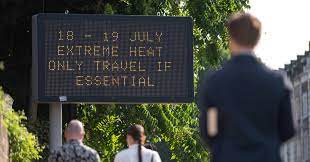 Aviso con alerta del calor extremo en el Reino Unido, donde se aconseja que se viaje si es algo esencial.