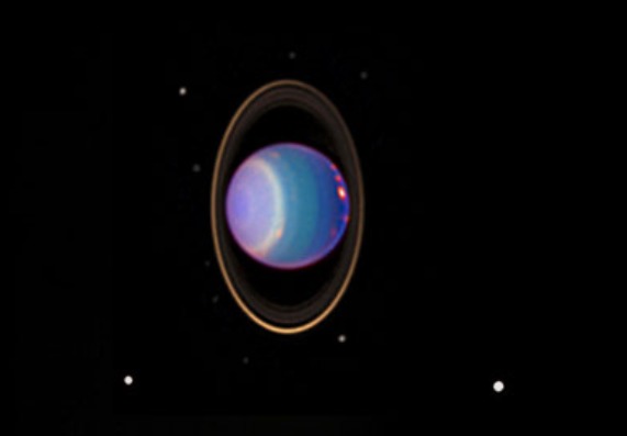 Urano. Extraño planeta, Tiene también anillos, pero su plano de rotación es de lado, perpendicular al de los demás planetas, y también gira sobre su eje al revés que los demás.