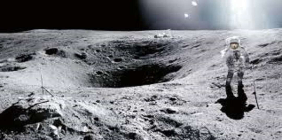 Astronauta de Apollo XIV en La Luna en 1971, recogiendo muestras de suelo lunar.
