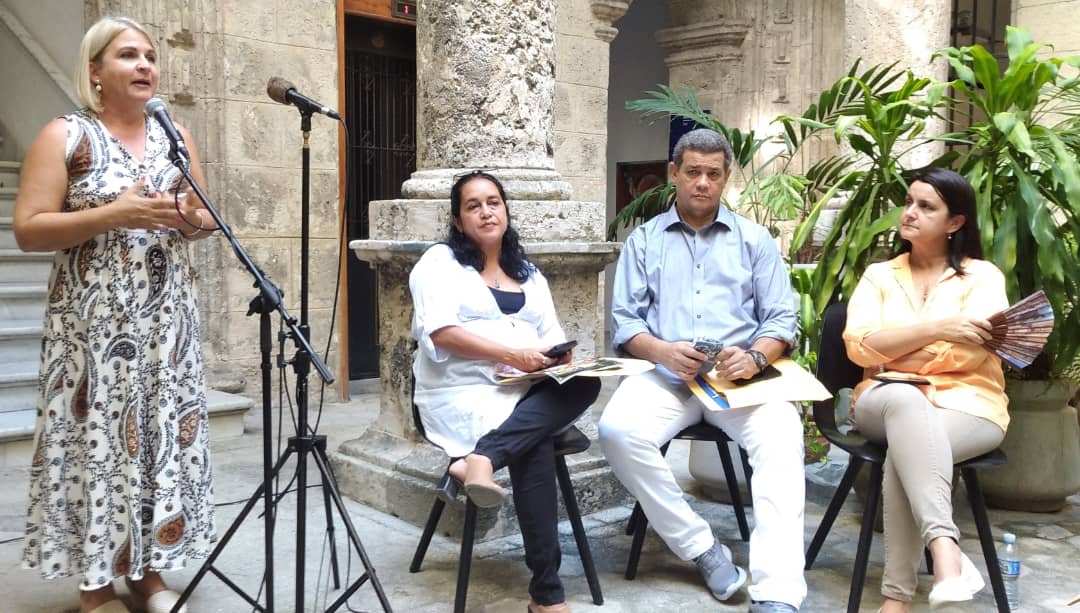 De pie, la Dra. Magda Resik, directora de Comunicación de la Oficina del Historiador de la Ciudad de La Habana (OHCH). De izquierda a derecha, Katia Cárdenas, directora de Gestión Cultural de la OHCH; Alejandro Rodríguez, gestor del fonograma El novio de La Habana; y Perla Rosales Aguirreurreta, directora Adjunta de la OHCH.