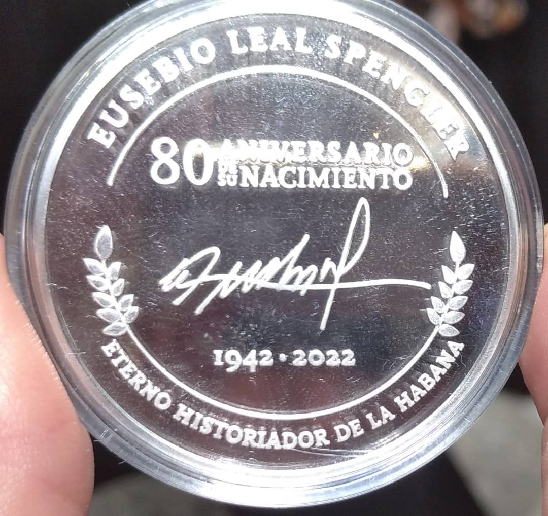 Medalla conmemorativa por el 80 aniversario del nacimiento de Eusebio Leal Spengler. 