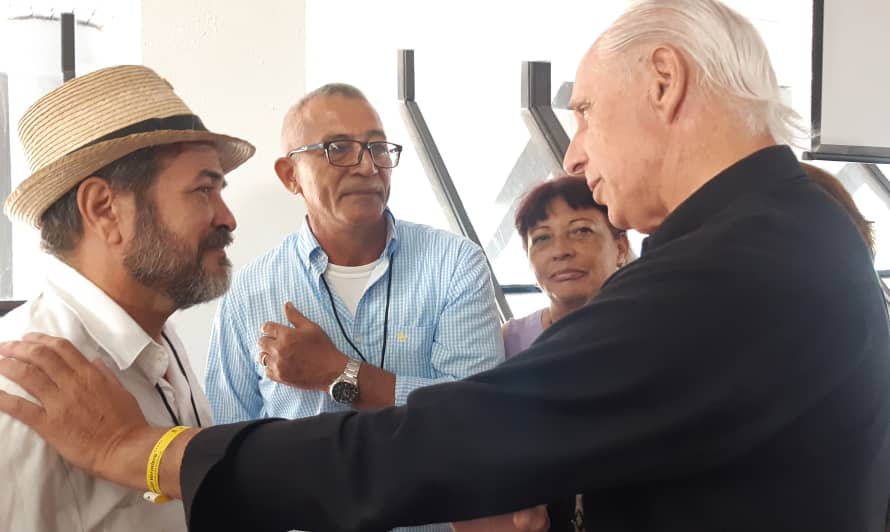 José Carlos de Santiago (derecha), conversa con Domingo Cuza luego de terminada la conferencia. 