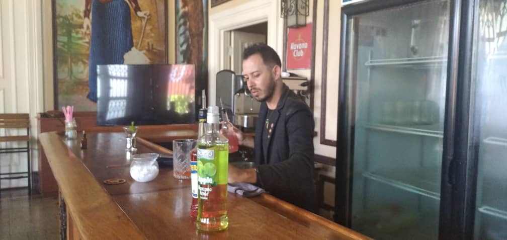 Bartender cubano Alejandro Fleites.