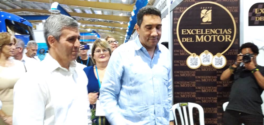 Vice primer ministro Jorge Luis Perdomo Di-Lella (izquierda), y ministro del Transporte, Eduardo Rodríguez Dávila, visitaron el estand del Grupo Excelencias en FITL 2022