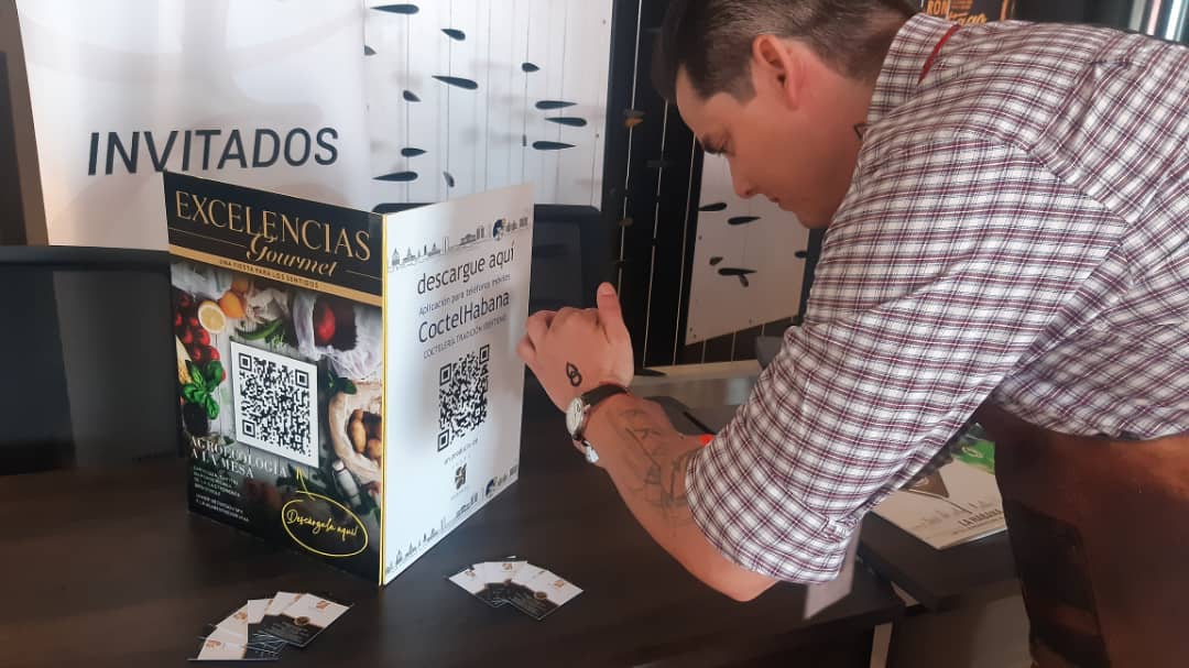 Un asistente al 69 Campeonato Mundial de Coctelería en el hotel Meliá Internacional Varadero descarga la aplicación CoctelHabana. 
