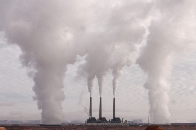 El Hombre mediante su actividad, produce una mayor cantidad de CO2 que los volcanes. (Imagen de Pixource en Pixabay)
