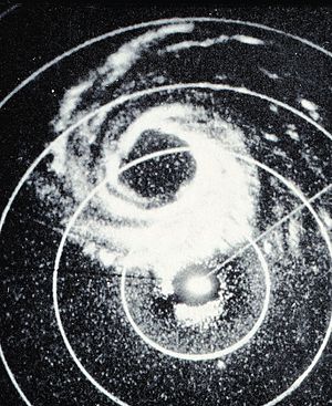 En aquella época los radares meteorológicos no eran como los de hoy. Esta es una fotografía tomada directamente con una cámara a la pantalla del radar SPS-6 en el buque USS MIDWAY mostrando a ALICE cuando se encontraba al NE de las islas Vírgenes Británicas.