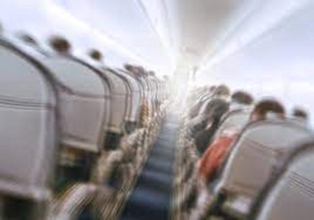 Al atravesar el avión una zona de turbulencia, la aeronave se estremece debido a los cambios bruscos en la dirección del viento.