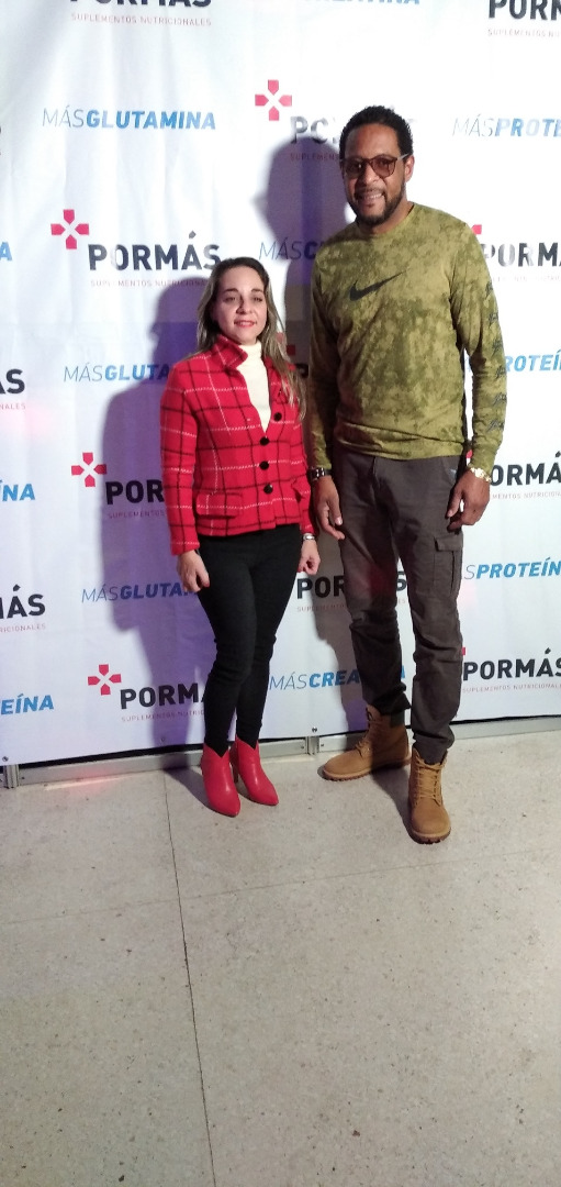 Yadira González Ruiz, presidenta de Cubadeportes S.A., junto a Javier Sotomayor, recordista mundial de salto alto, que acompañó a PORMÁS en su lanzamiento.