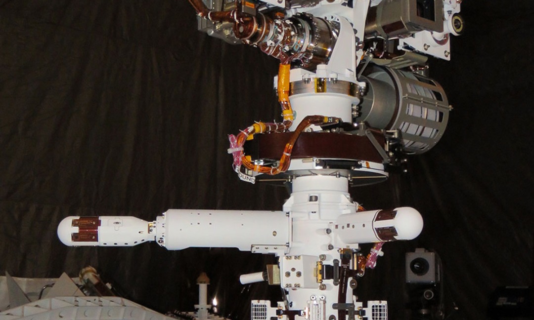 Estación meteorológica automática NEDA, diseñada y fabricada en España, a bordo del rover Perseverance, tomando fatos del estado del tiempo en el cráter Jezero, en el planeta Marte.