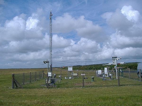 Plazoleta de una estación meteorológica donde se observan, el abrigo meteorológico, otras áreas de instrumentos convencionales y también una moderna estación meteorológica automática.