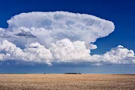 Otra nube de desarrollo vertical, en este caso es la temible, gigantesca, nube Cumulunimbus, las nubes de tormentas eléctricas.