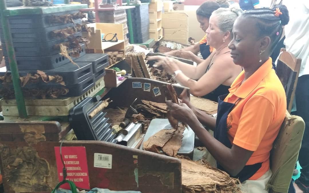 Participantes en el Festival del Habano visitan la fábrica La Corona 