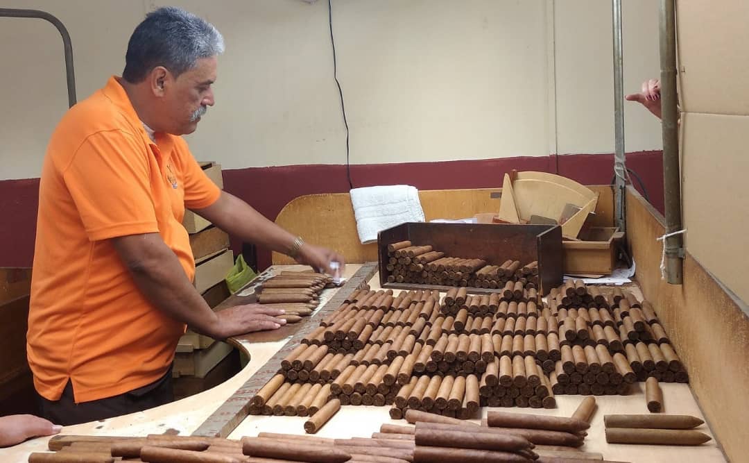 Participantes en el Festival del Habano visitan la fábrica La Corona