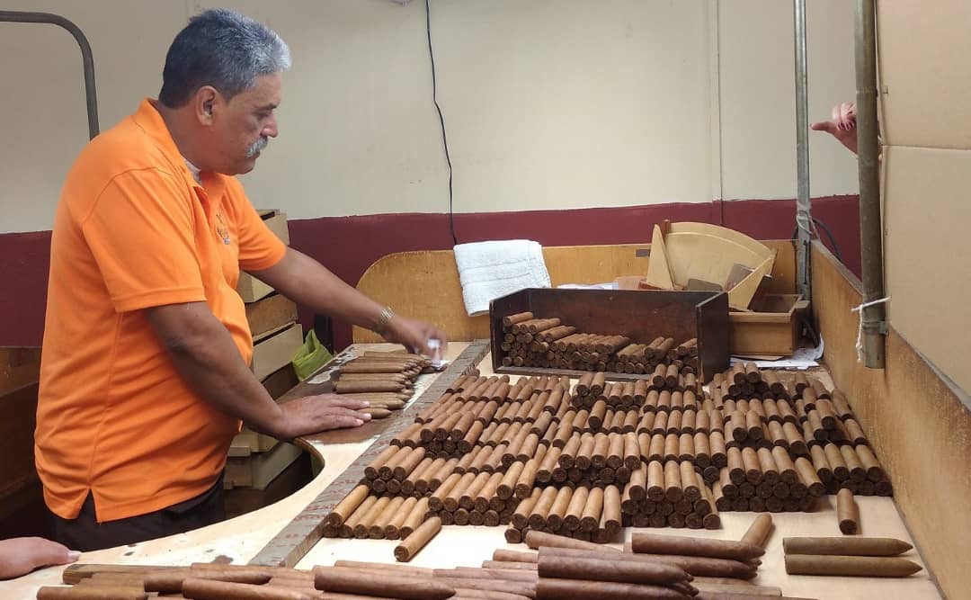 Participantes en el Festival del Habano visitan la fábrica La Corona 