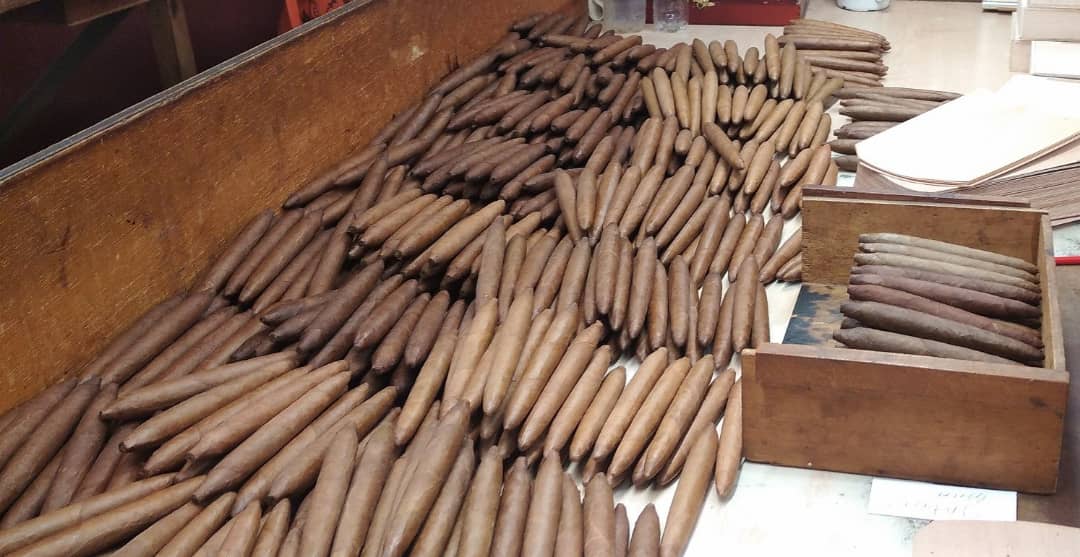 Participantes en el Festival del Habano visitan la fábrica La Corona