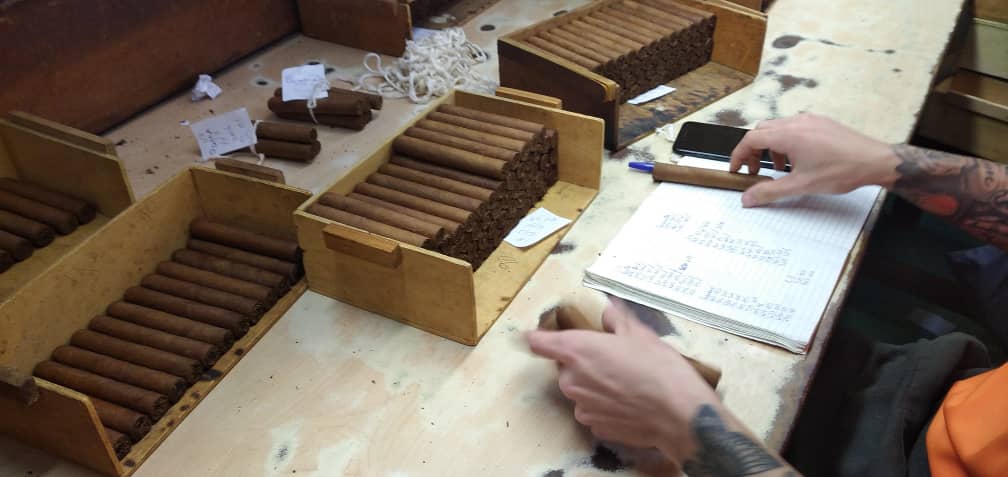 Participantes en el Festival del Habano visitan la fábrica La Corona 