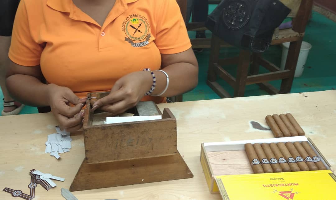 Participantes en el Festival del Habano visitan la fábrica La Corona