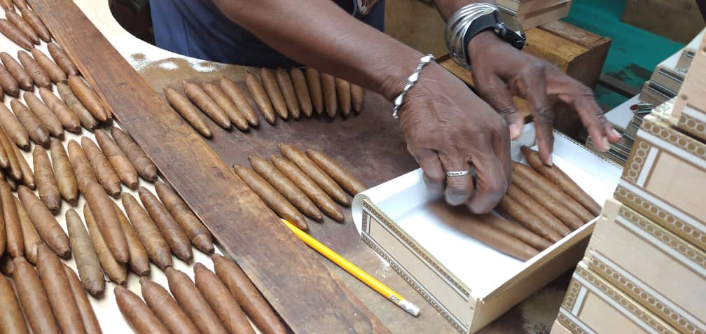 Participantes en el Festival del Habano visitan la fábrica La Corona