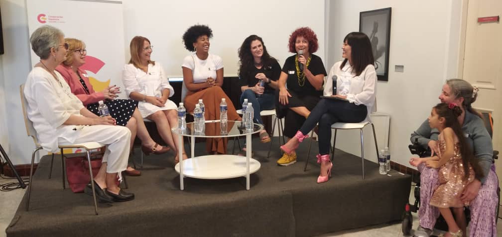 Intercambio entre siete exitosas mujeres. De izquierda a derecha: Gilda Guimeras Pareja, Dra. María Guadalupe Guzmán, Dra. Vivian Kourí, Zule Guerra, Ana Rosa Meneses, Laura de la Uz, Ariadna Álvarez, presentadora, y Karelia Cadavid.