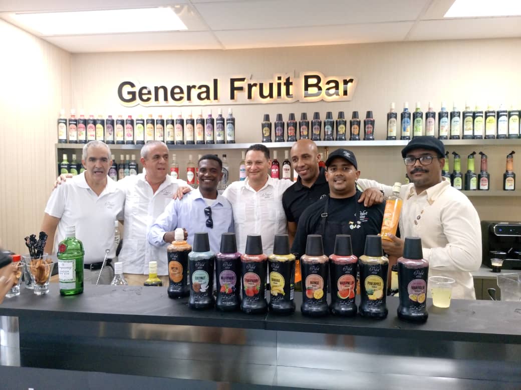Al centro, Rubén Castillo Nayte, gerente de Ventas de General Fruit, con parte del staff de la Oficina  Corporativa