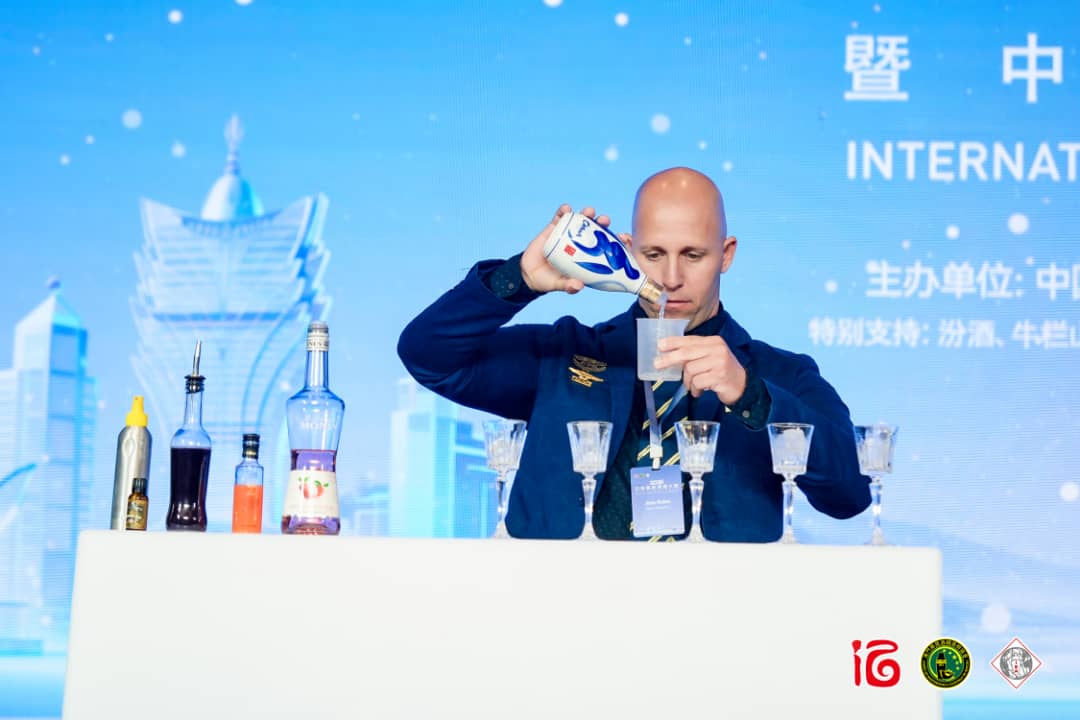 José Luis Rubín Hernández, cantinero del bar El Cambio de la Empresa Extrahotelera Palmares, sucursal Camagüey