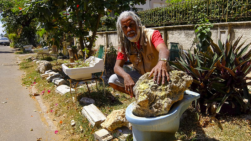 William posa junto a una de sus piezas (2)