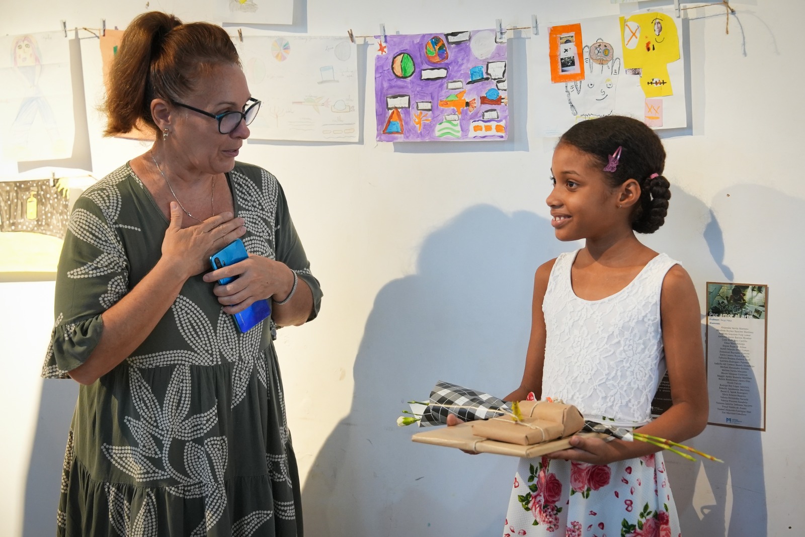 Yalena Gispert de la Osa, directora de Cultura entre las manos, conversando con una niña sorda en la lengua de señas cubana.