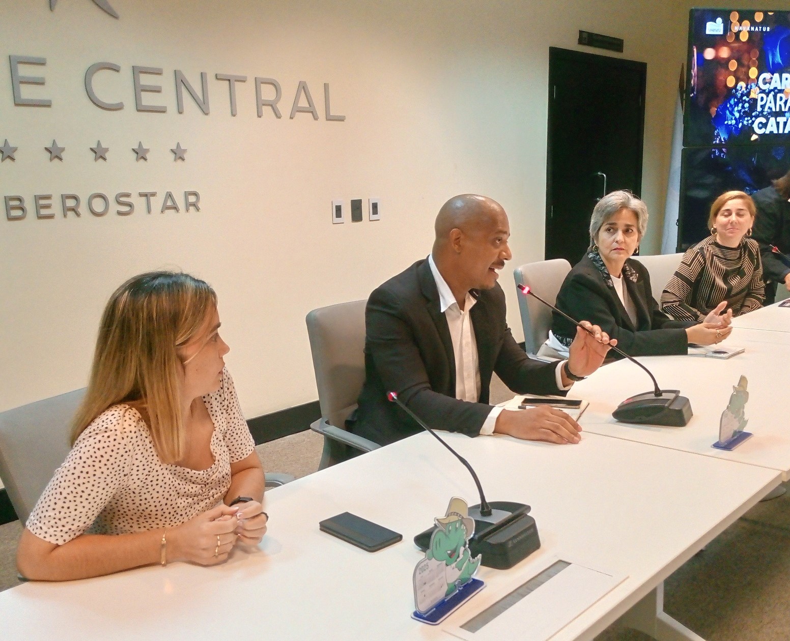 De izquierda a derecha: Janet de Armas, directora de Eventos del Ministerio de Turismo; Yoelkys Salazar, presidente de Havanatur; Evelyn Guilarte, presidenta del Grupo Empresarial Viajes Cuba; y Gihana Galindo, directora Comercial del Ministerio de Turismo.