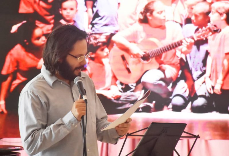 José Ernesto Novaéz, Rector del ISA, da lectura a la Resolución.