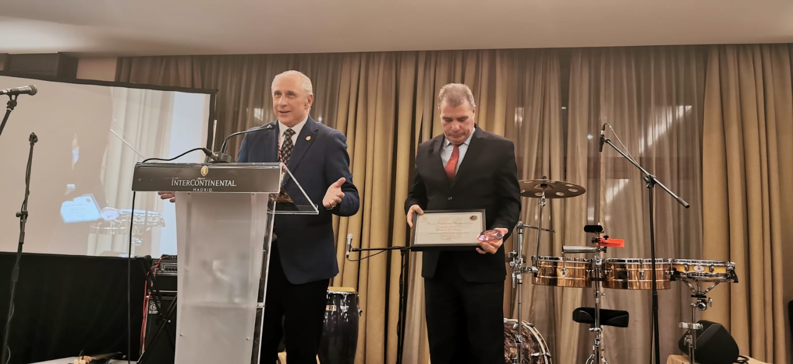 Ministro de Turismo de Cuba recibe Premio Excelencias a La Habana
