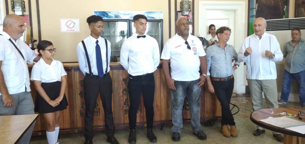 Jóvenes cubanos muestran su talento en competencia de coctelería analcohólica