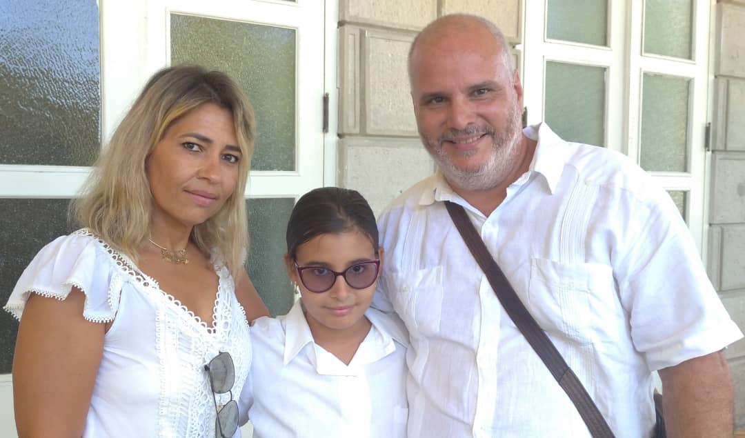 Sharina con sus padres, Yuzaima Arnaiz y el barman Juan Carlos Valladares.