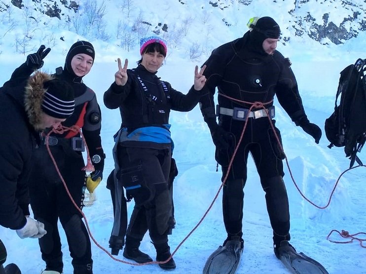 Preparándose para bucear en las aguas heladas de Siberia