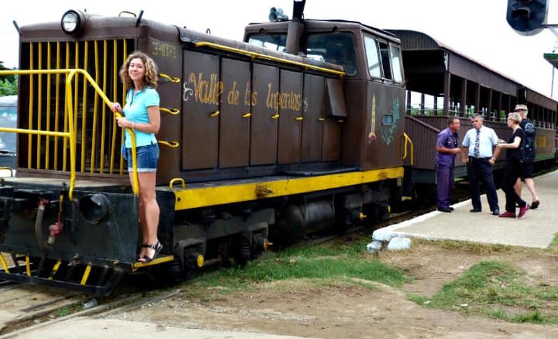 Turistas pasean en tren al centro de Cuba.