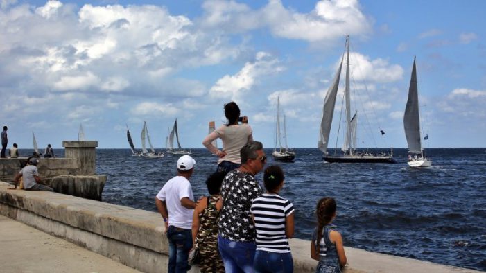 Regatas del Club Náutico en el Malecón de La Habana