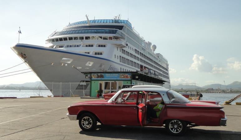 Tripulantes del crucero Insignia en Santiago de Cuba