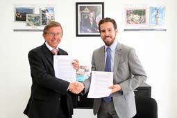 Momento en que se intercambian las copias del Acuerdo, el Lic. Héctor Valles por TURISSSTE y el Lic. Pablo de la Hoz, Director de Amadeus México Amadeus y TURISSSTE formalizan un acuerdo de soluciones tecnológicas a largo plazo