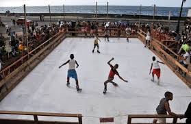 Pista de hielo en el Malecón habanero Bienal de La Habana: Múltiples miradas en torno al Malecón de La Habana desde el arte