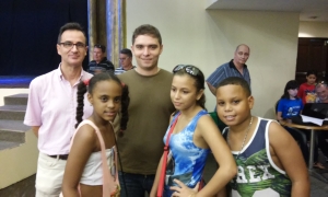 Francisco Martínez, fundador del Club de Seguidores de José Raúl Capablanca y Lázaro Bruzón junto a niños aficionados Lázaro Bruzón: “Lo primordial es disfrutar cada partida de ajedrez”